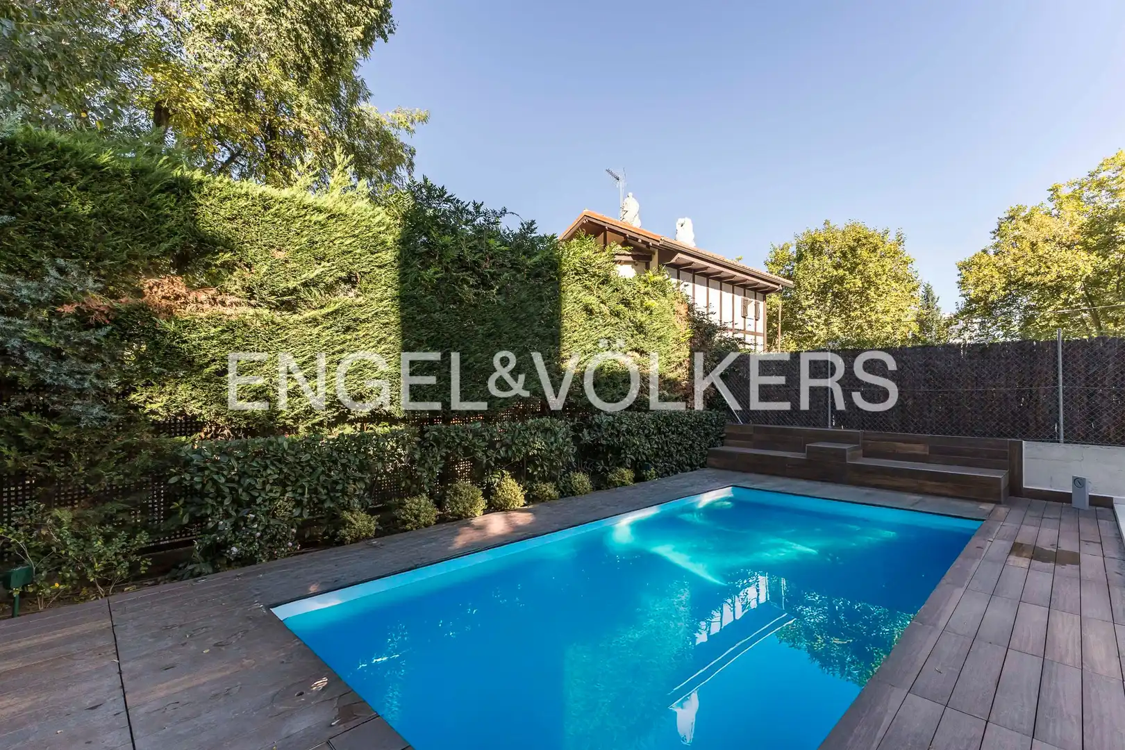 Piscina de Casa adosada en venta en Madrid con Aire acondicionado, Calefacción y Jardín privado