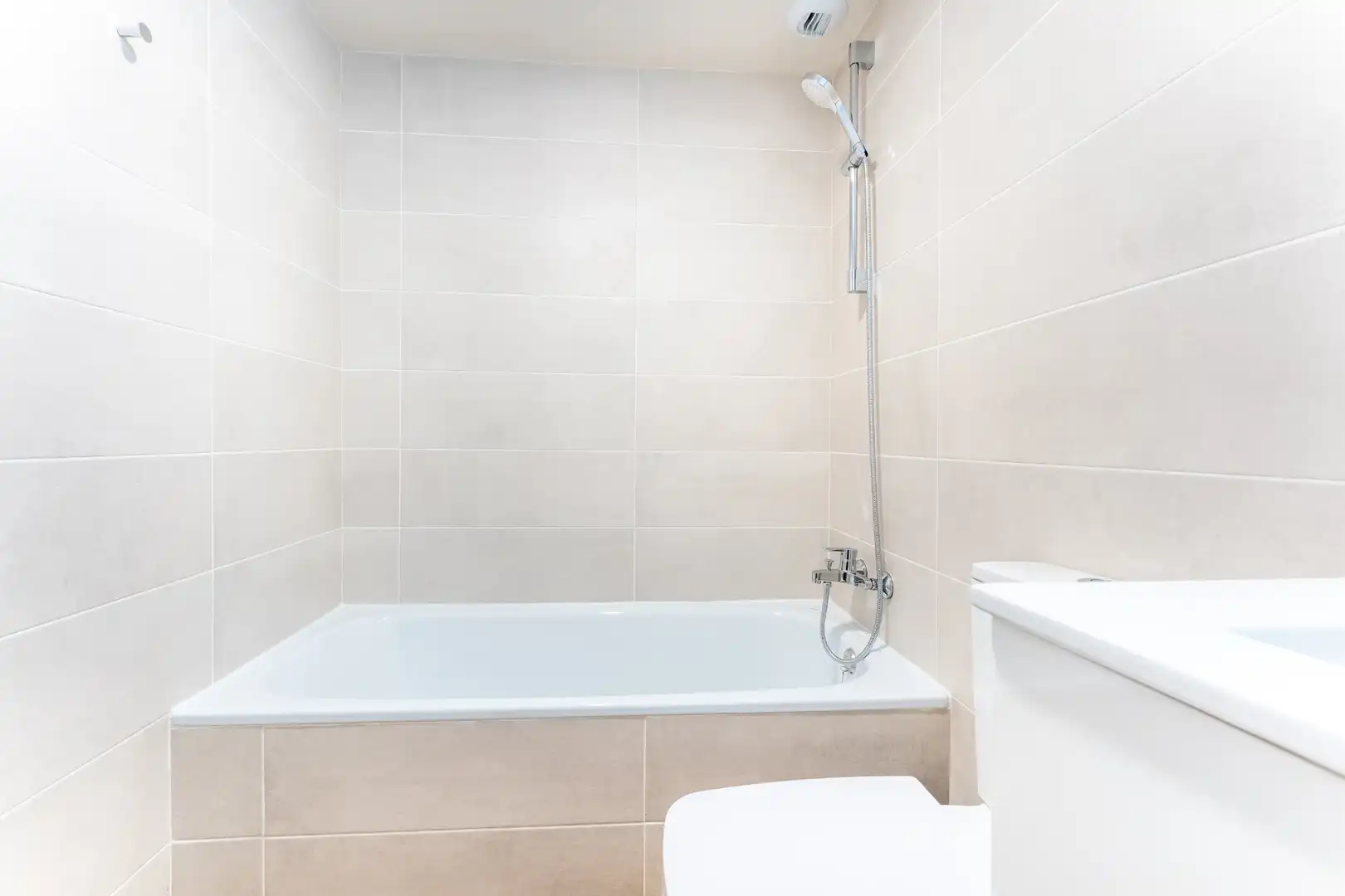 Bathroom of Flat for sale in Sevilla  with Air Conditioner, Heating and Storage room