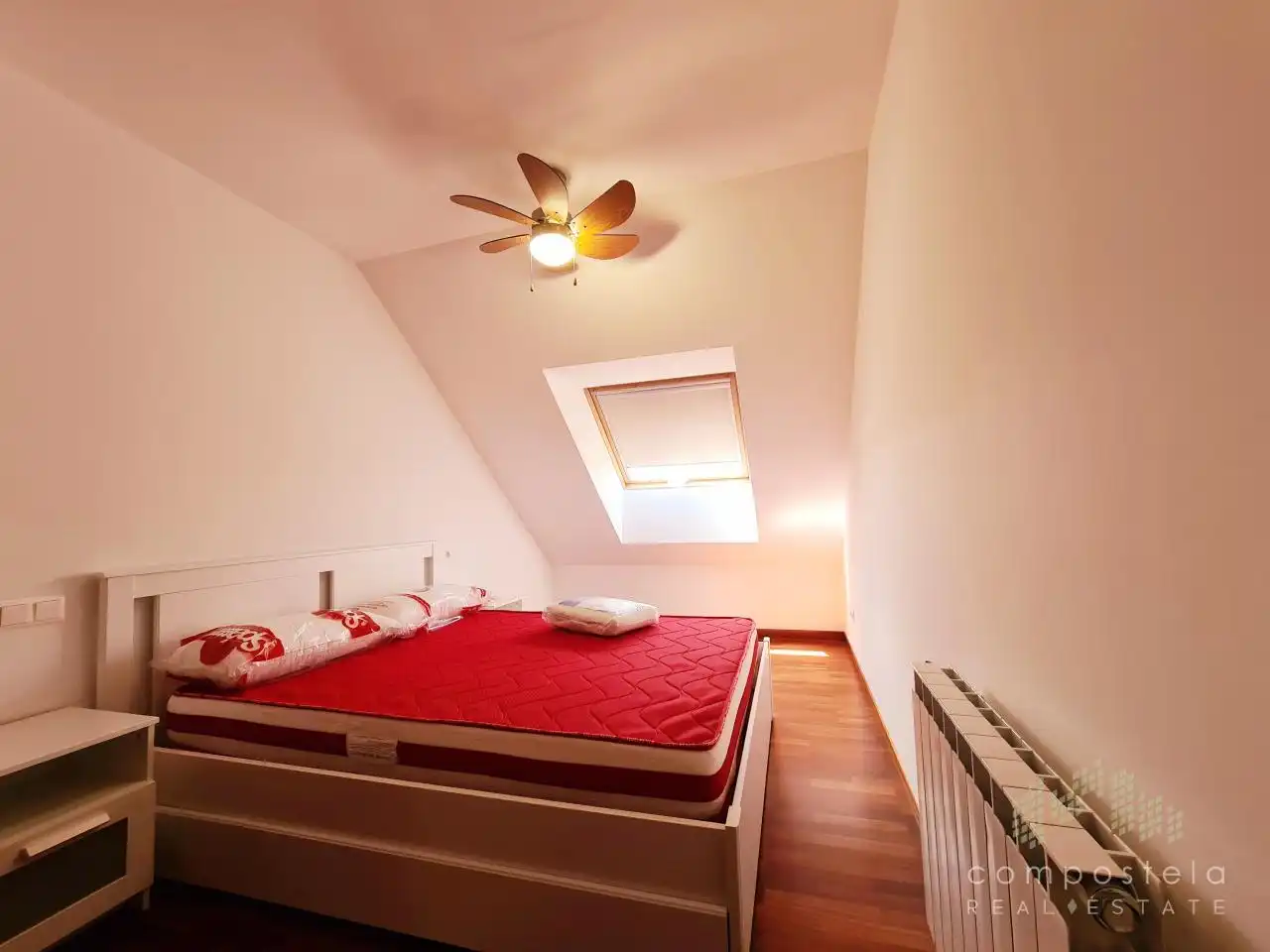 Schlafzimmer von Dachboden zur Miete in Ames mit Heizung, Abstellraum und Möbliert