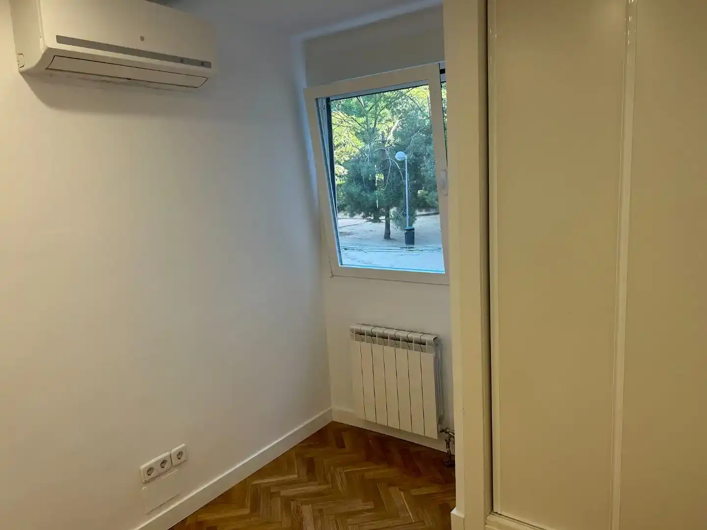 Schlafzimmer von Wohnung zur Miete in  Madrid Capital mit Klimaanlage und Balkon