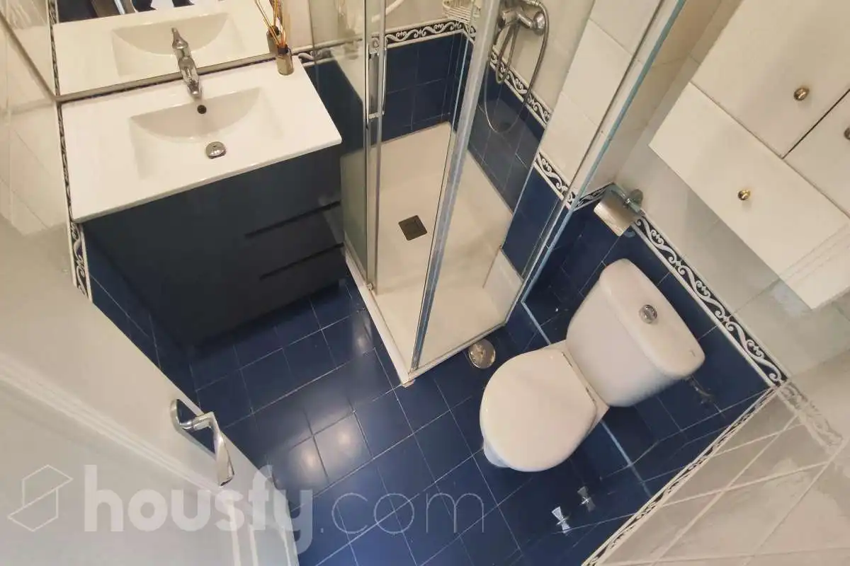 Bathroom of Flat for rent in Madrid  with Air Conditioner, Heating and Parquet flooring