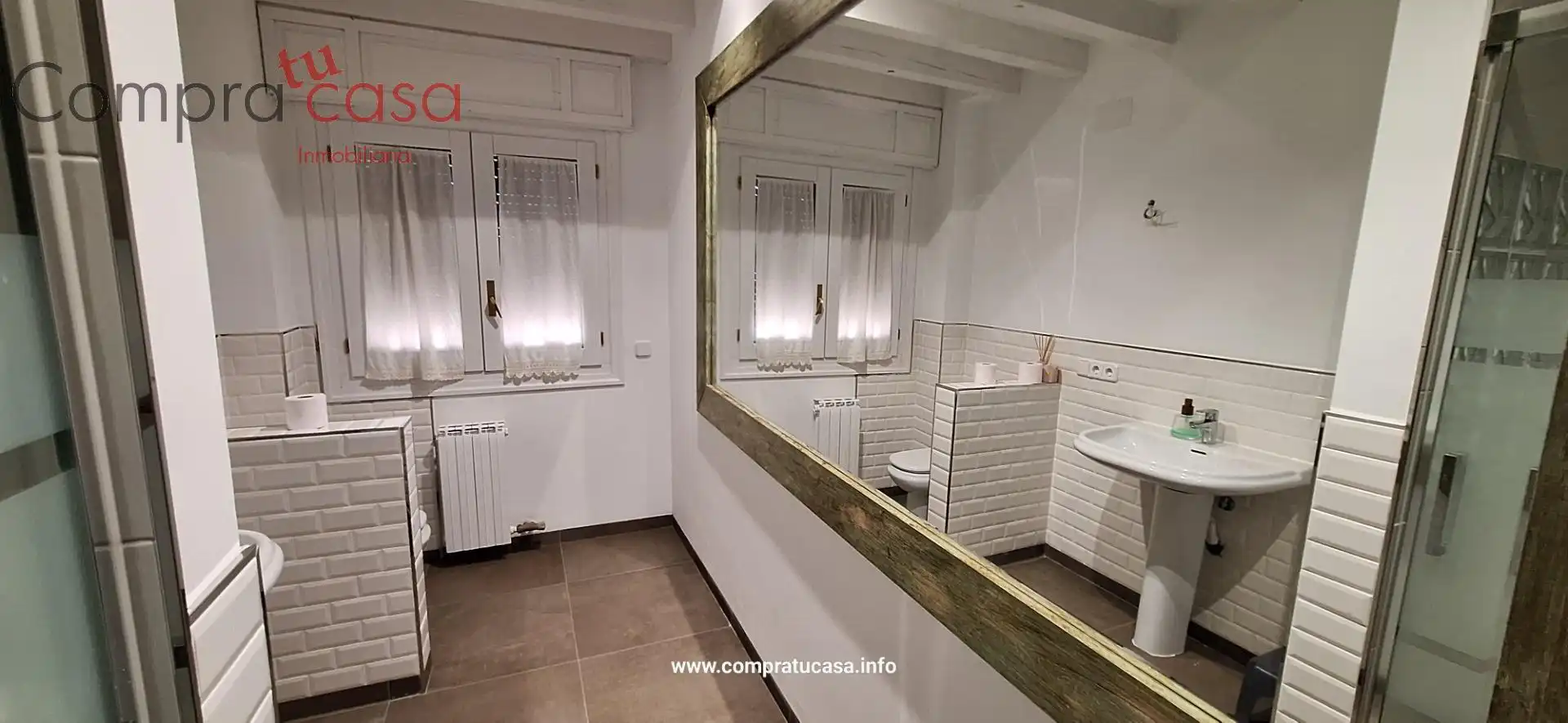 Bany de Casa o xalet en venda en La Lastrilla  amb Calefacció, Jardí privat i Terrassa