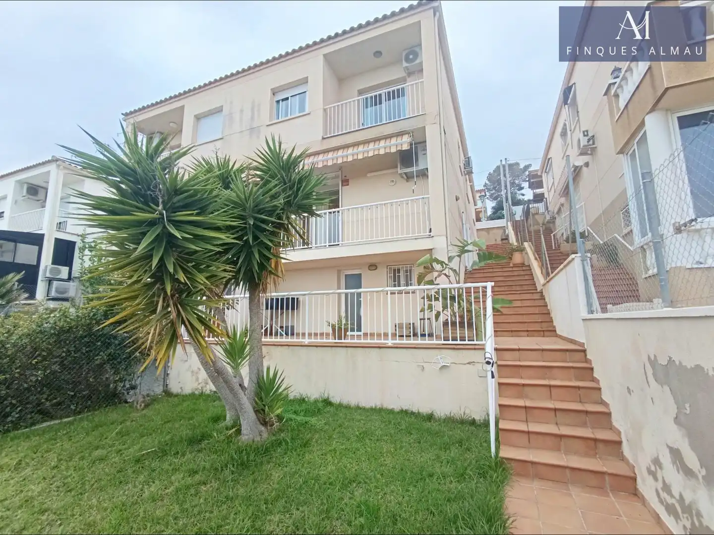 Vista exterior de Casa adosada en venta en Calafell con Calefacción, Jardín privado y Trastero