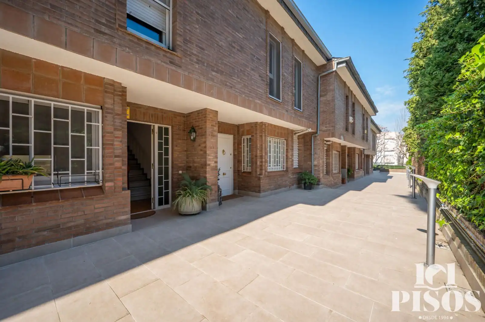 Vista exterior de Casa adosada en venta en Sant Cugat del Vallès con Aire acondicionado, Calefacción y Jardín privado