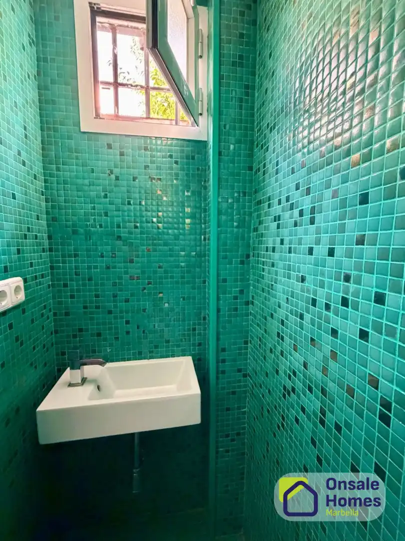 Bany de Planta baixa en venda en Marbella amb Terrassa, Moblat i Piscina comunitària