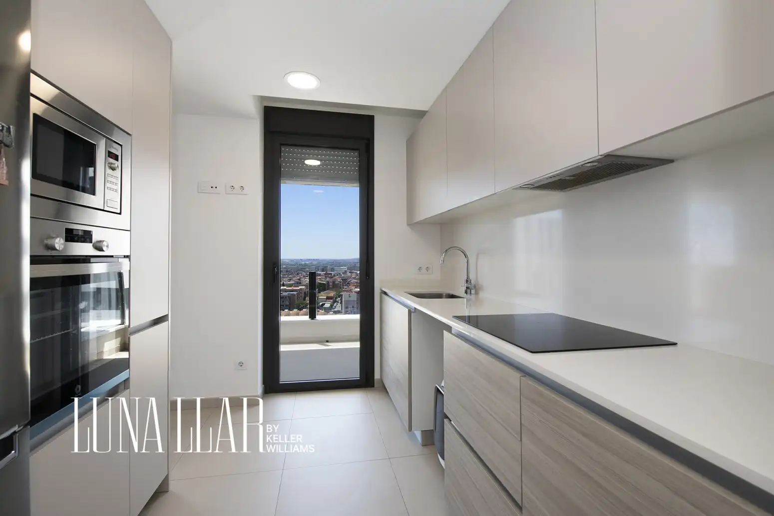 Cocina de Piso en venta en Cornellà de Llobregat con Aire acondicionado, Calefacción y Jardín privado