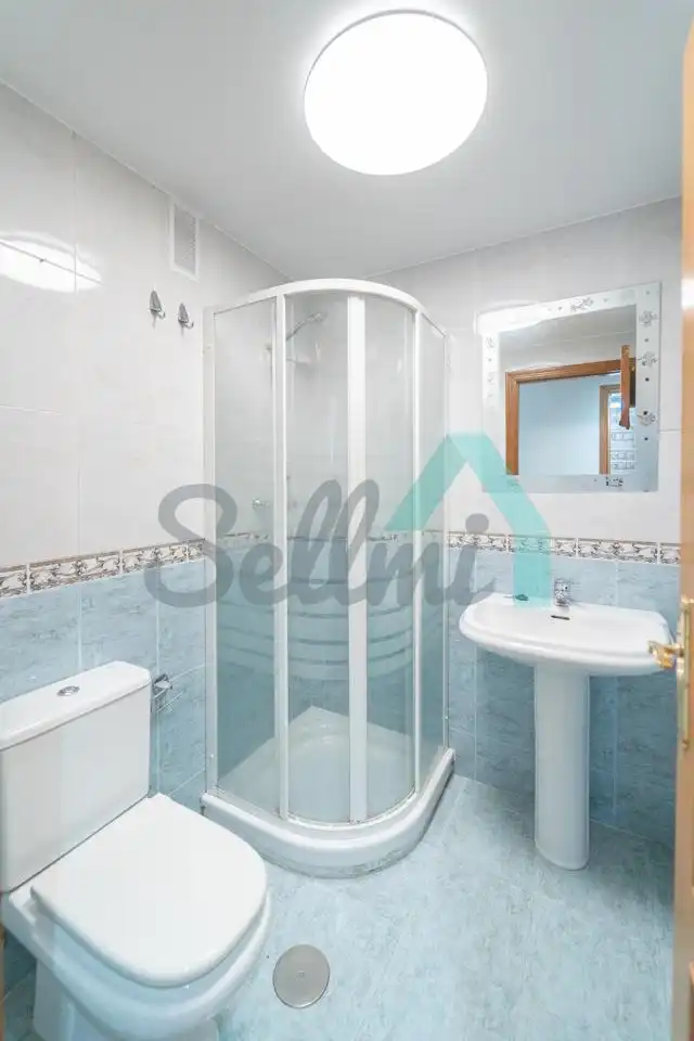 Bathroom of Flat for rent in Oviedo   with Heating, Parquet flooring and Storage room