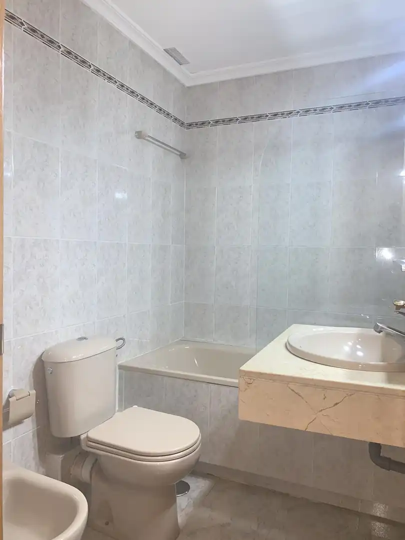 Baño de Piso de alquiler en Manzanares El Real con Parquet, Terraza y Piscina comunitaria