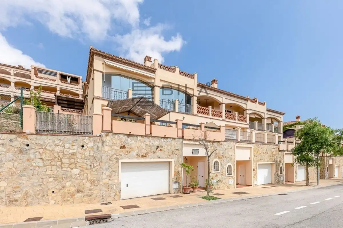 Vista exterior de Casa adosada en venda en Mijas amb Traster, Piscina i Piscina comunitària