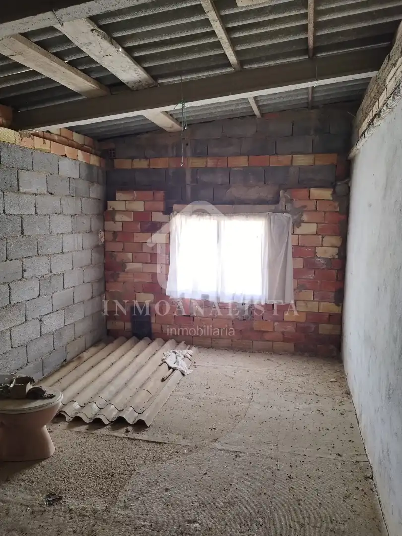 Houses for sale in Requena  with Air Conditioner, Terrace and Storage room