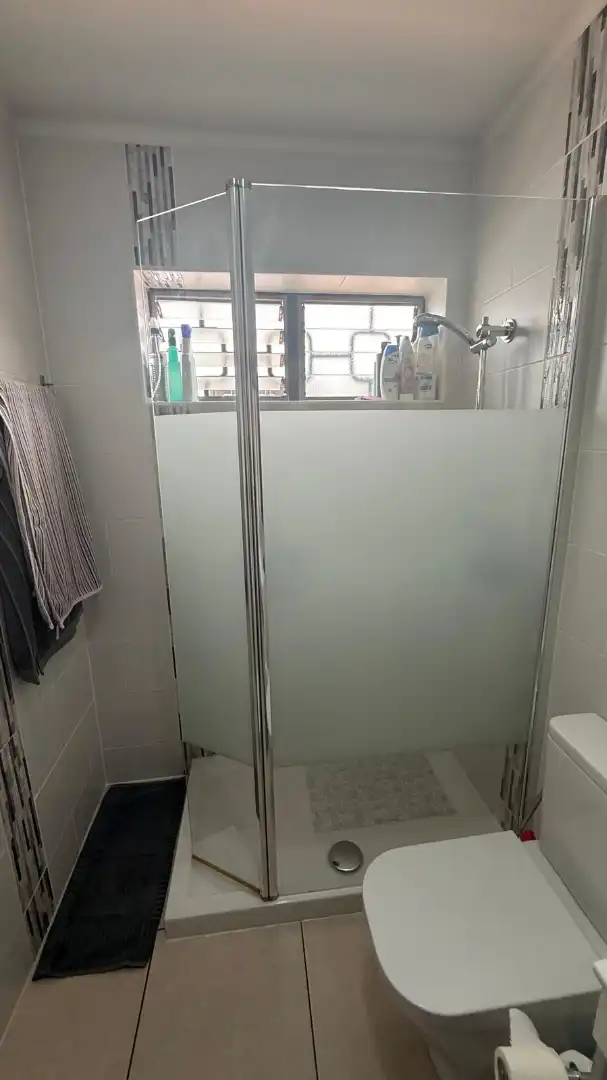 Badezimmer von Erdgeschoss zum Verkauf in Arona mit Privatgarten, Terrasse und Abstellraum
