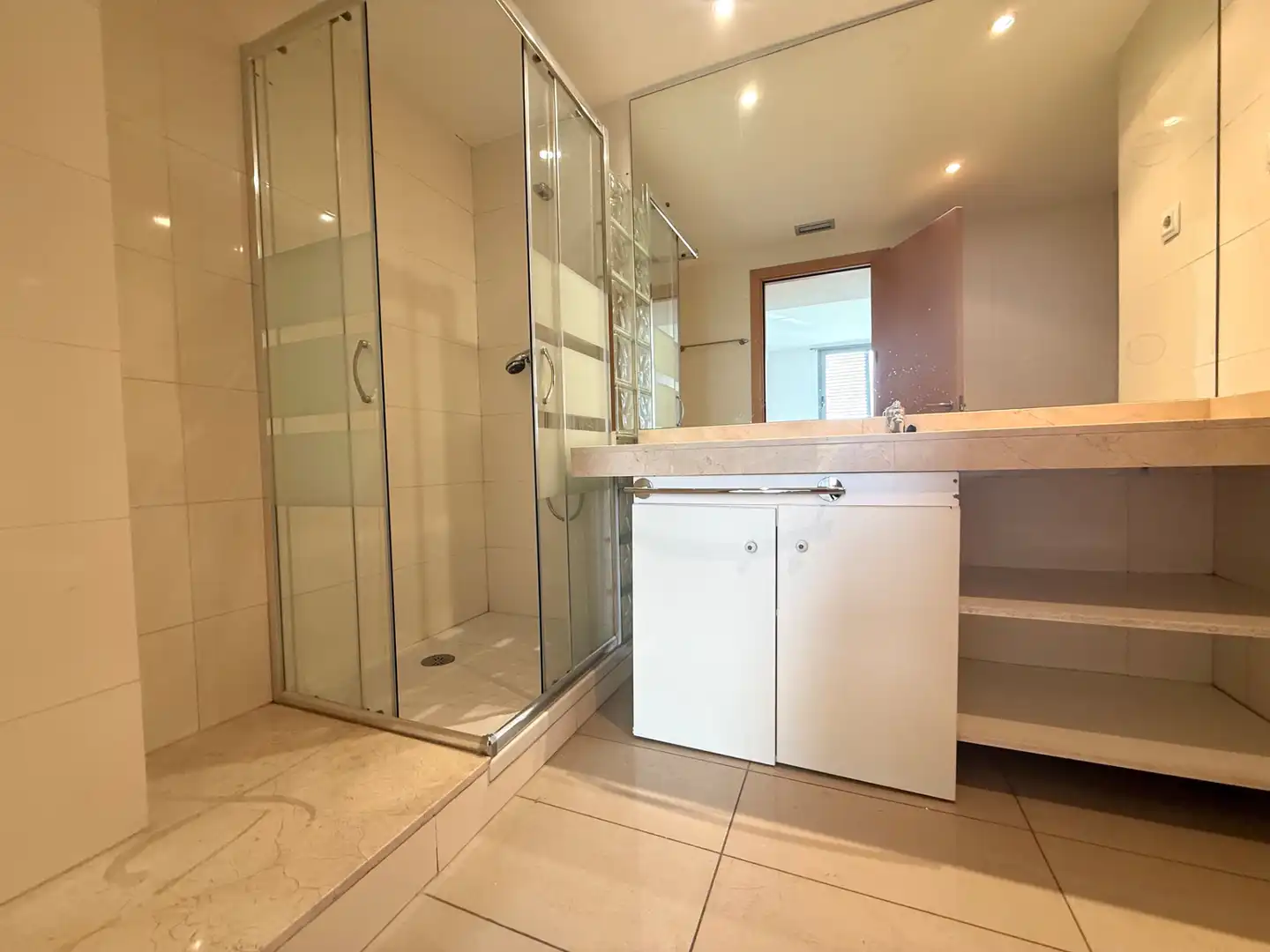 Bathroom of Flat for sale in L'Hospitalet de Llobregat  with Air Conditioner, Heating and Oven
