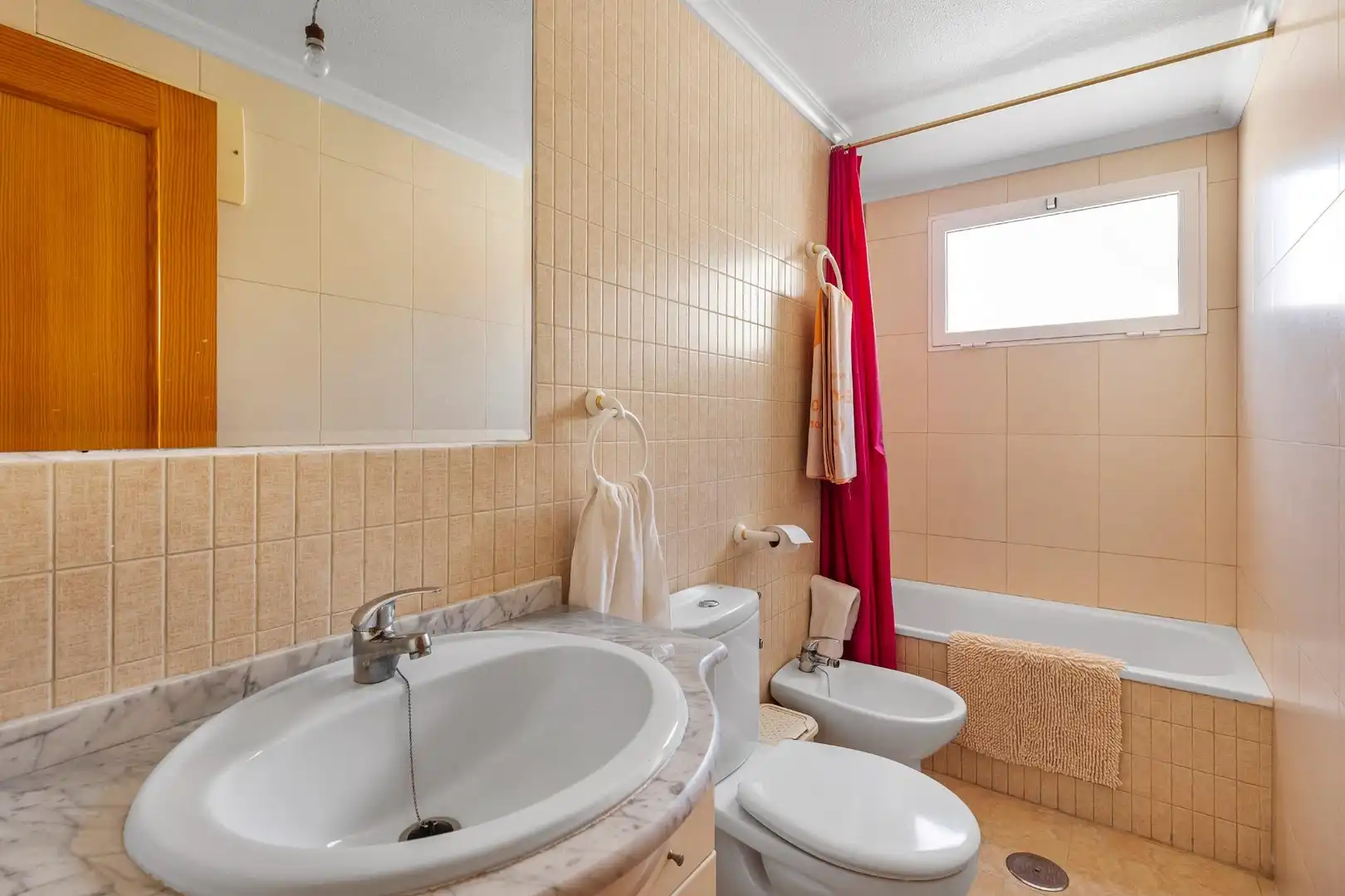Baño de Apartamento en venta en Torrevieja con Piscina, Amueblado y Microondas