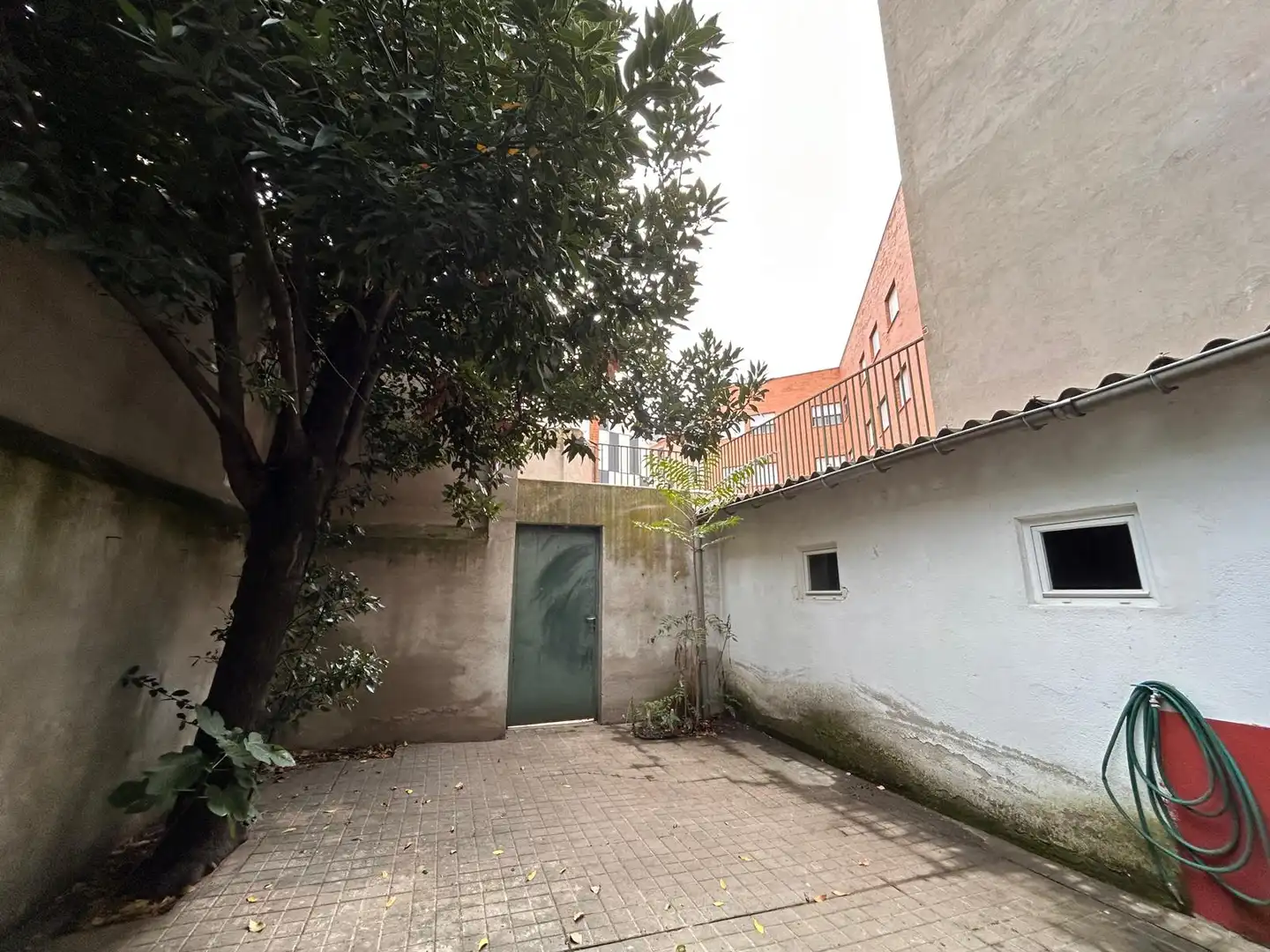 Vista exterior de Edifici en venda en Guadalajara