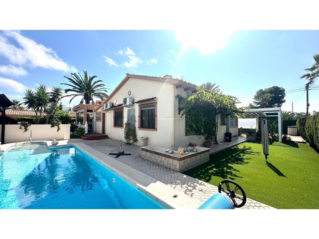 Vista exterior de Casa o xalet en venda en Orihuela amb Jardí privat, Piscina i Moblat