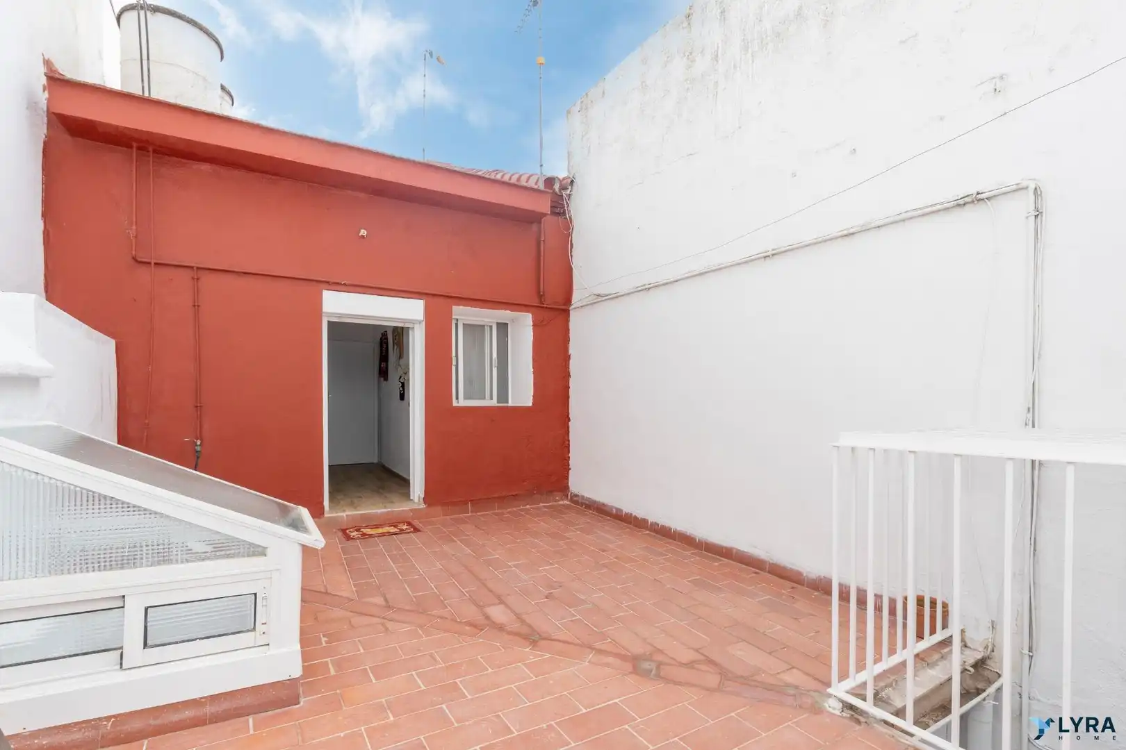 Vista exterior de Casa o xalet en venda en Las Cabezas de San Juan amb Aire condicionat, Traster i Balcó