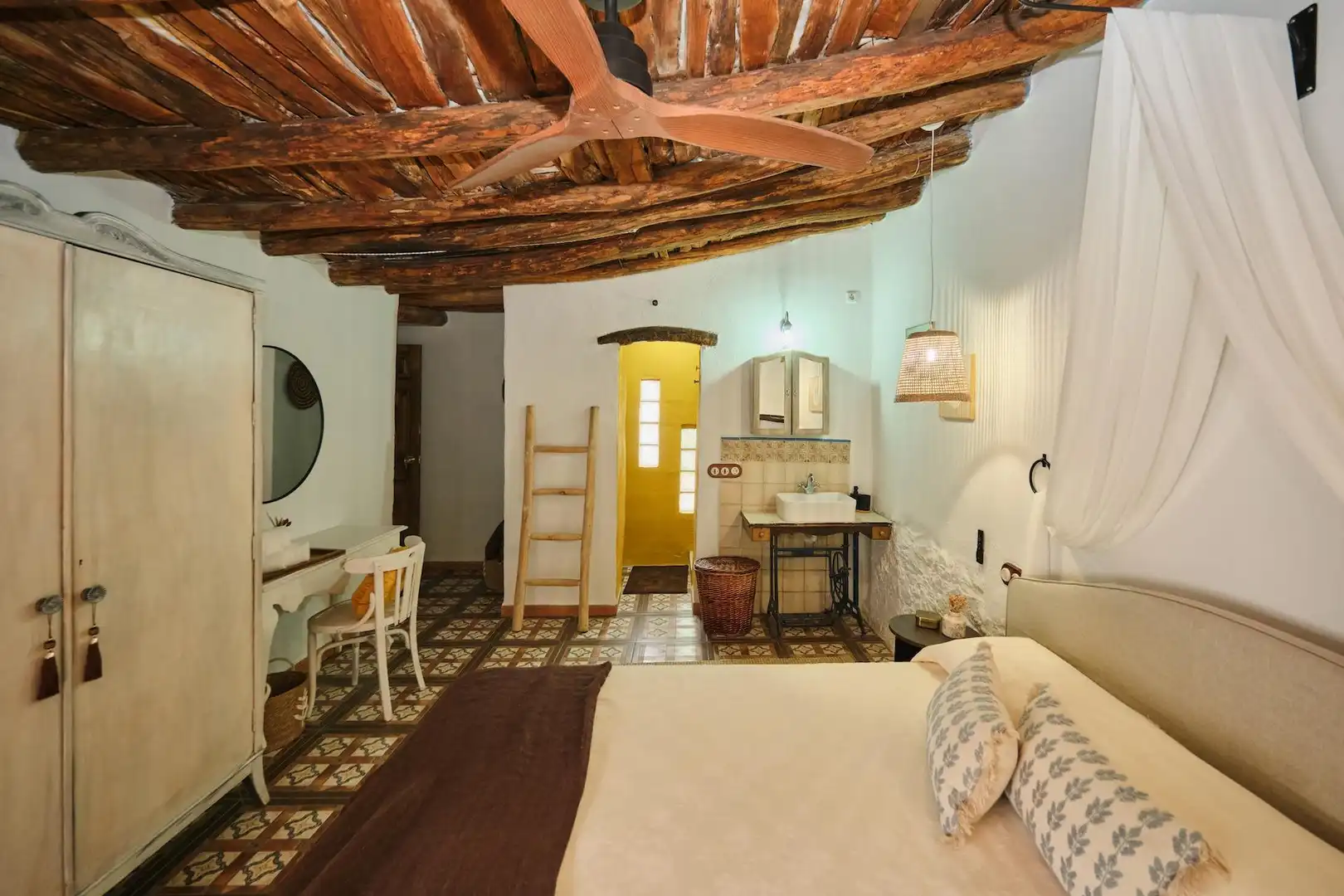 Dormitori de Finca rústica en venda en Fornes amb Aire condicionat, Jardí privat i Traster