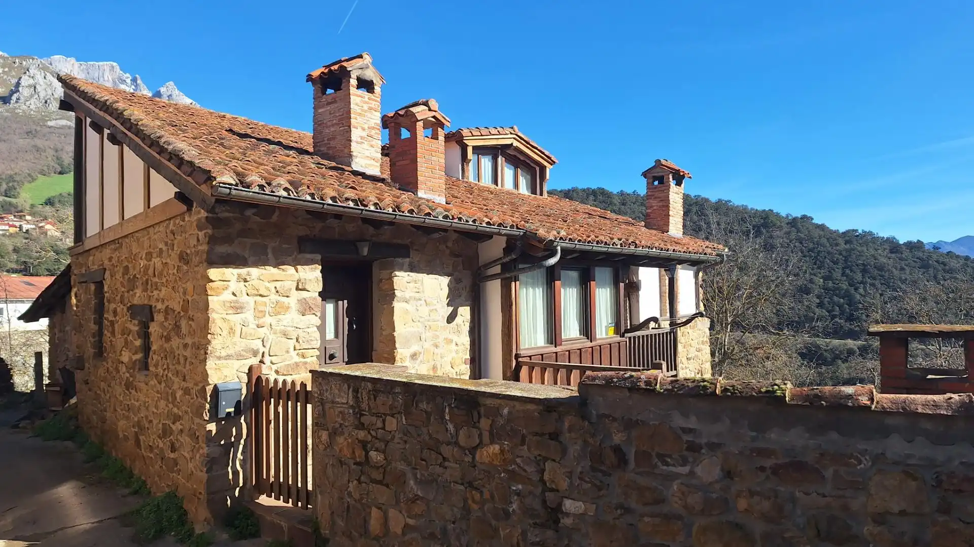 Vista exterior de Casa o chalet en venta en Camaleño con Calefacción, Trastero y Balcón