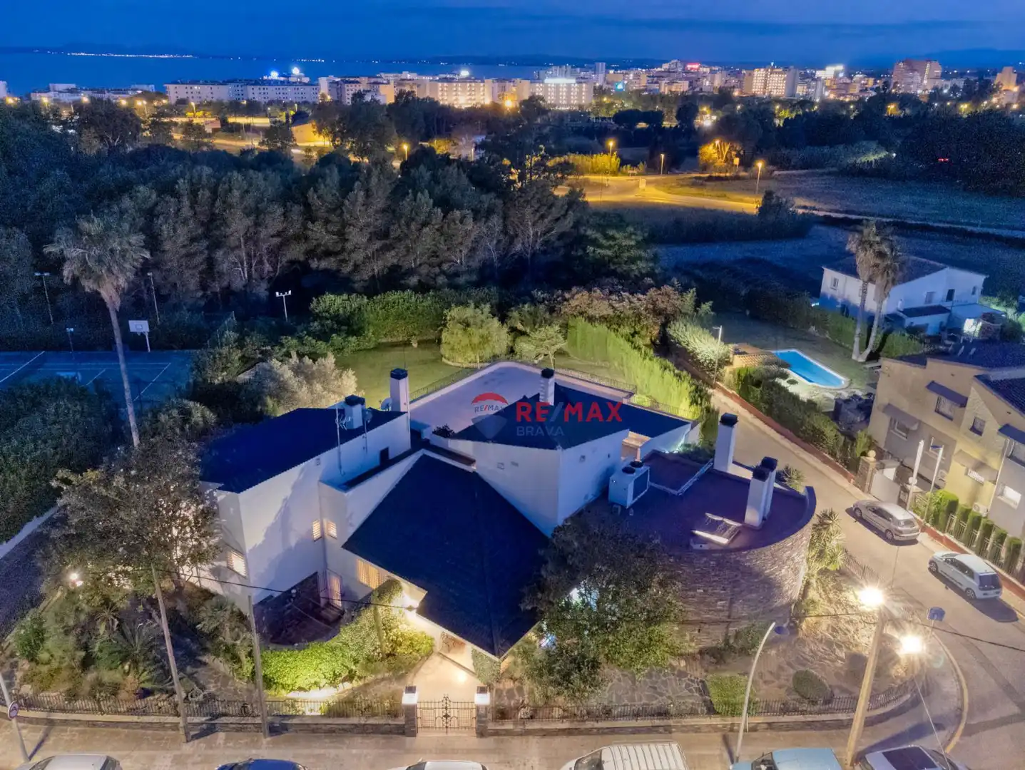 Vista exterior de Casa o xalet en venda en Roses amb Aire condicionat, Jardí privat i Terrassa