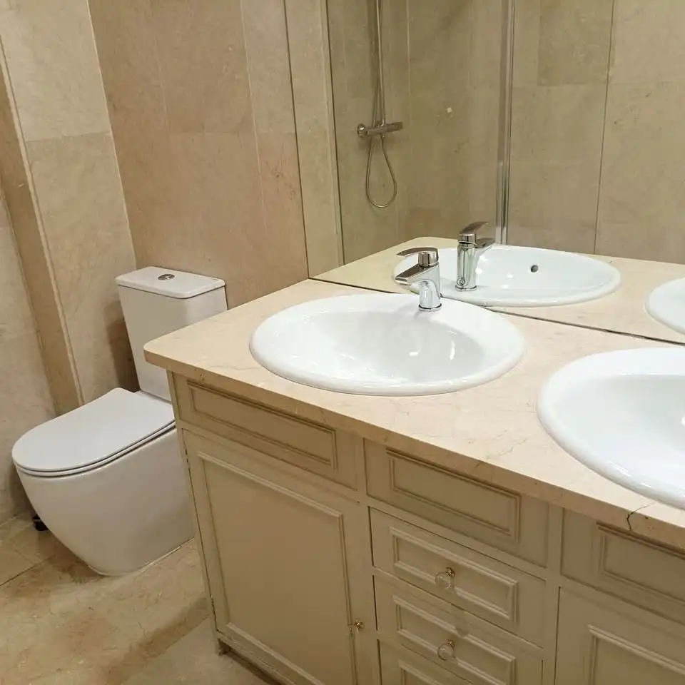 Bathroom of Flat for rent in Madrid  with Air Conditioner, Heating and Parquet flooring