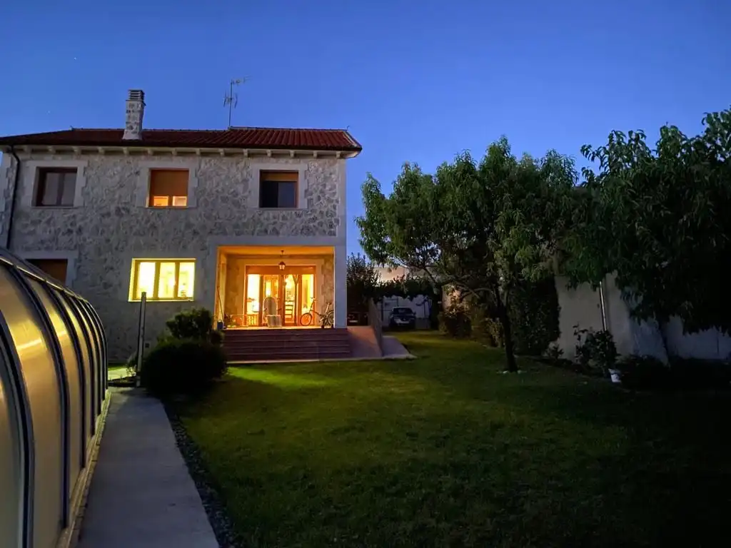 Vista exterior de Casa o chalet en venta en Cozuelos de Fuentidueña con Calefacción, Jardín privado y Piscina