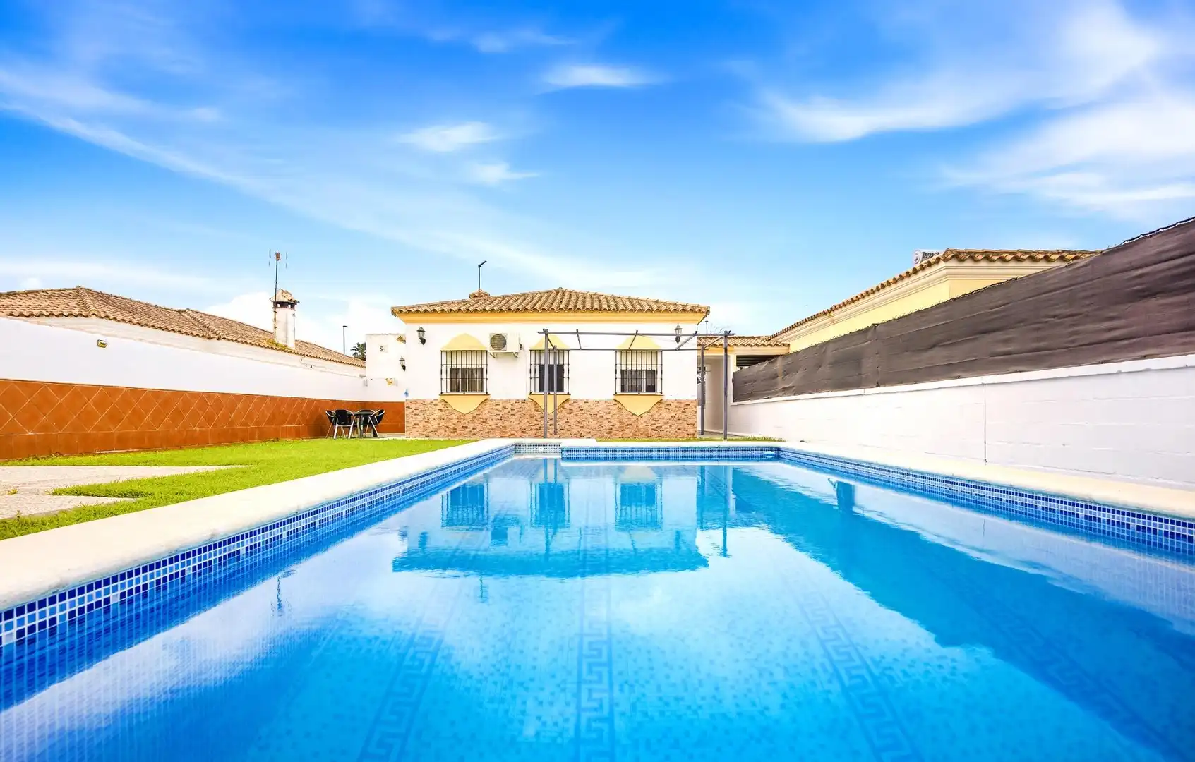 Piscina de Casa o xalet en venda en Chiclana de la Frontera amb Aire condicionat, Jardí privat i Terrassa