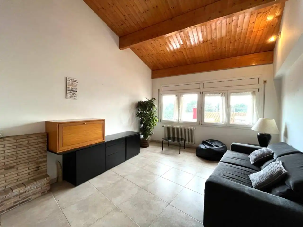 Sala de estar de Casa o chalet en venta en Girona con Aire acondicionado, Calefacción y Jardín privado