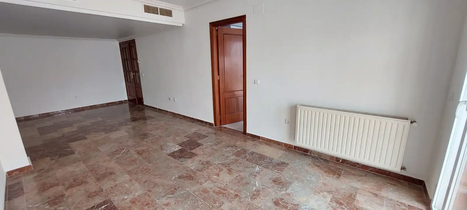 Casa adosada de alquiler en Badajoz con Calefacción, Jardín privado y Terraza