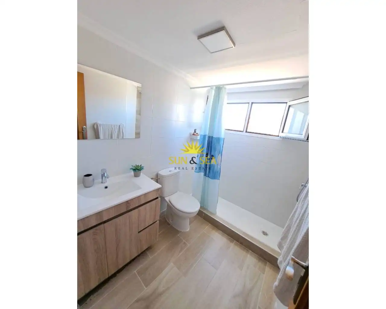 Bany de Apartament de lloguer en Torrevieja amb Calefacció, Terrassa i Piscina