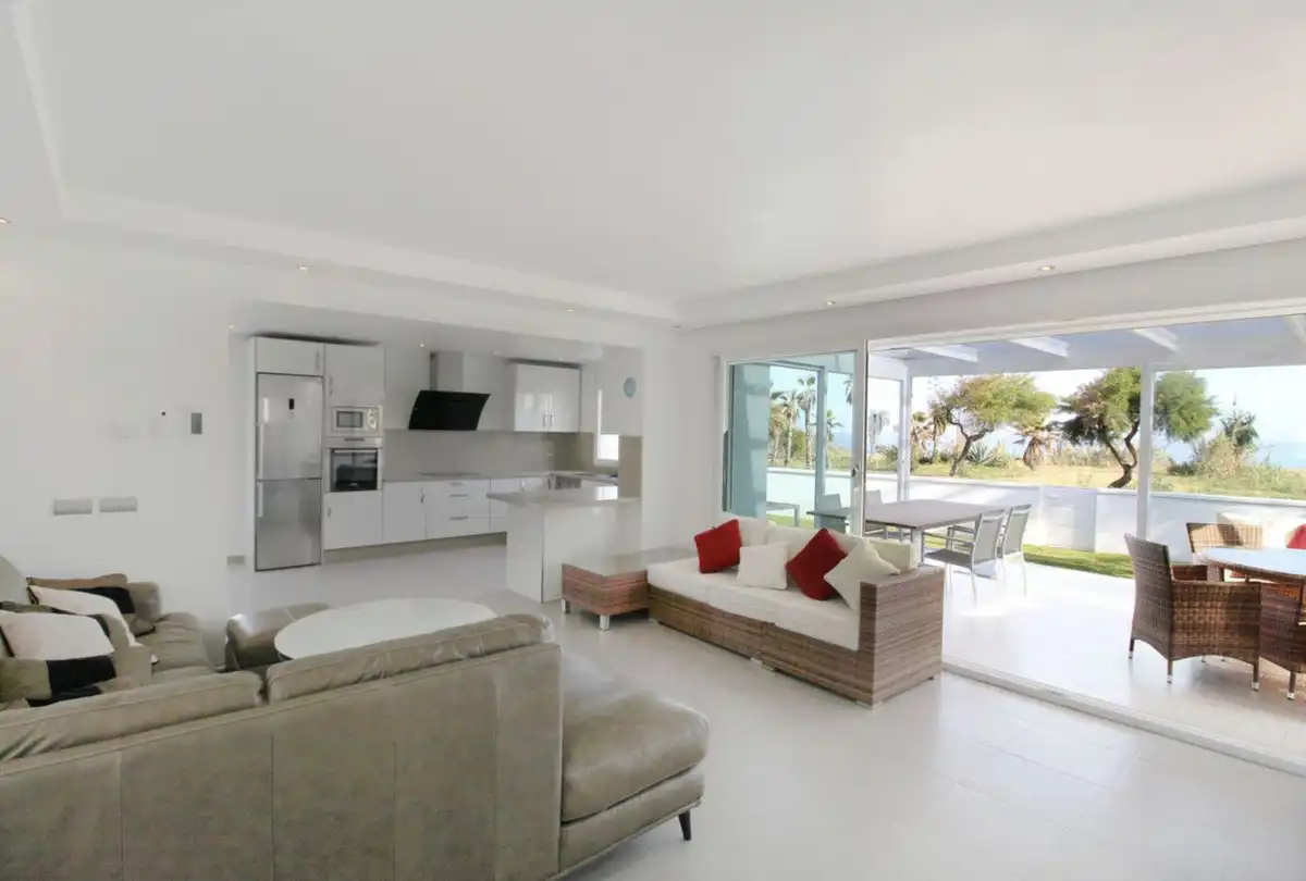 Sala de estar de Casa o chalet en venta en Estepona con Aire acondicionado, Jardín privado y Terraza