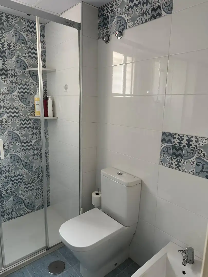 Badezimmer von Wohnung zum Verkauf in Córdoba mit Klimaanlage, Heizung und Privatgarten