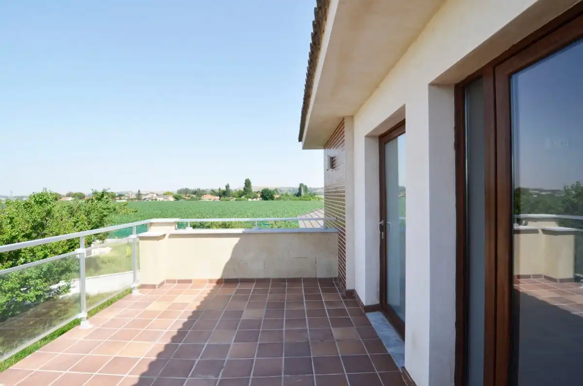 Terrassa de Casa o xalet en venda en Calvarrasa de Abajo amb Terrassa, Piscina i Moblat