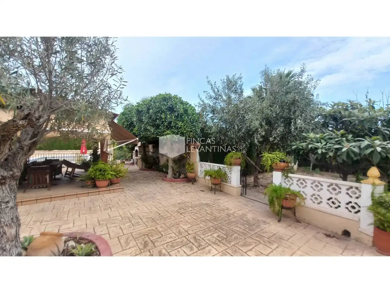 Vista exterior de Casa o xalet en venda en San Vicente del Raspeig / Sant Vicent del Raspeig amb Aire condicionat, Jardí privat i Terrassa