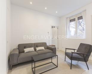 Sala d'estar de Apartament de lloguer en  Madrid Capital amb Aire condicionat, Calefacció i Moblat