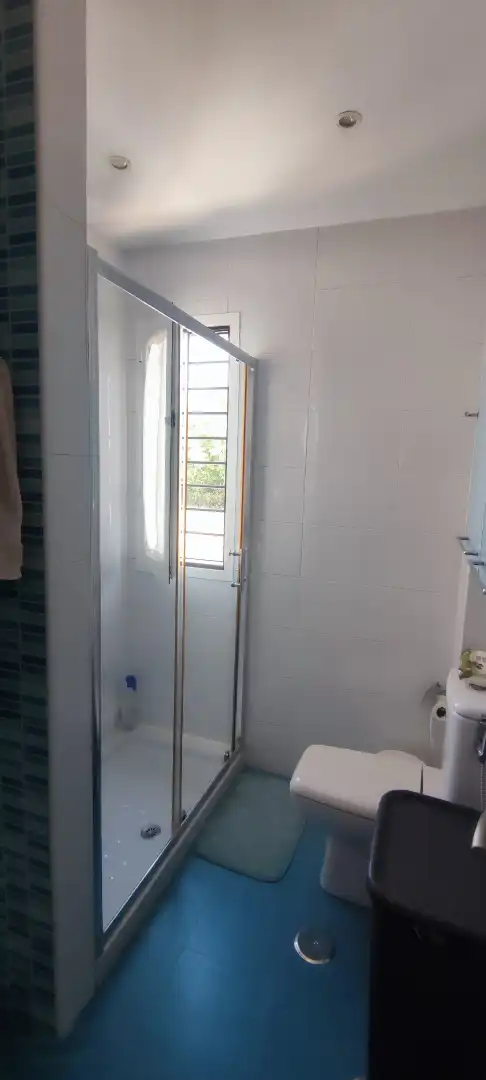 Badezimmer von Einfamilien-Reihenhaus zur Miete in Benacazón mit Klimaanlage, Möbliert und Haustiere erlaubt