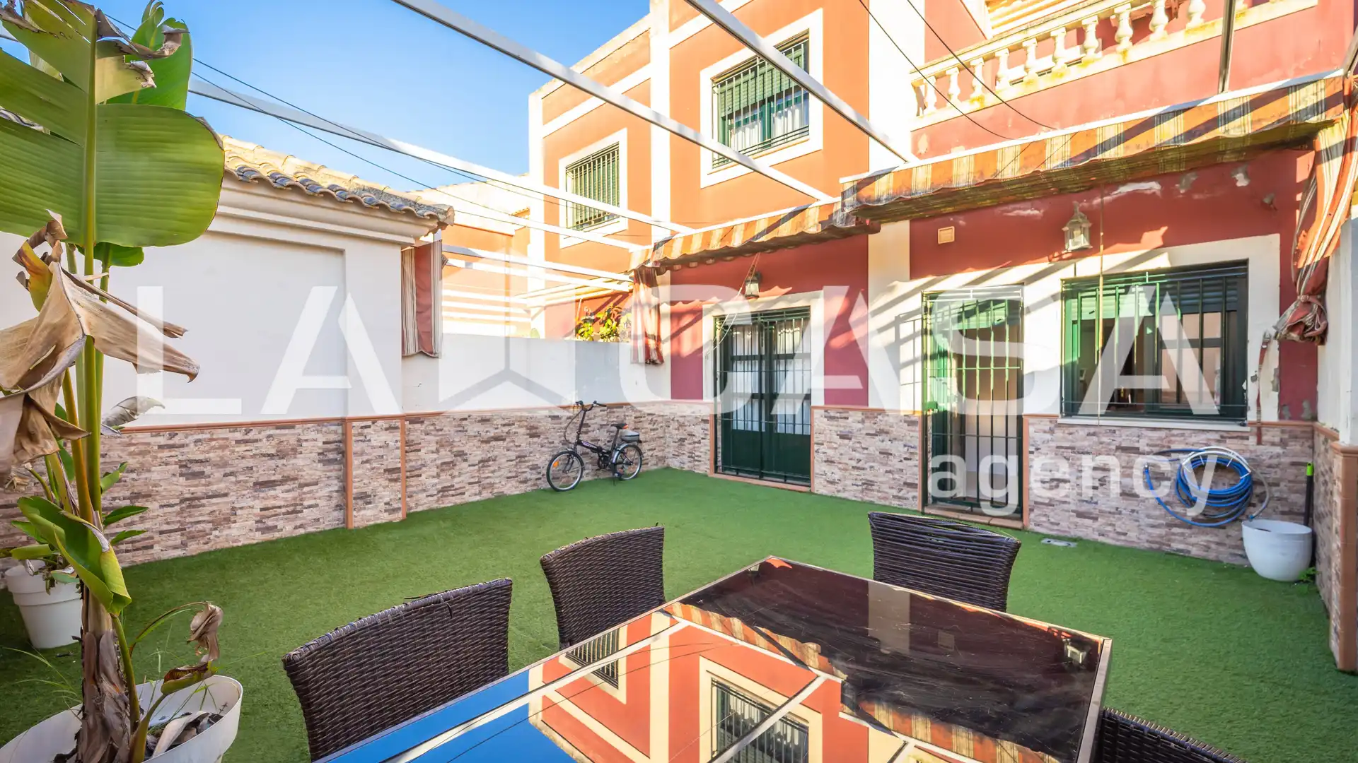 Exterior view of Single-family semi-detached for sale in Dos Hermanas  with Air Conditioner, Terrace and Storage room