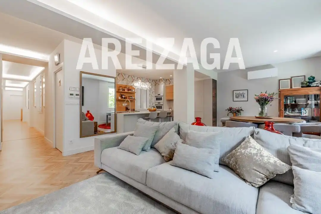 Sala d'estar de Pis en venda en Donostia - San Sebastián  amb Aire condicionat, Calefacció i Terrassa