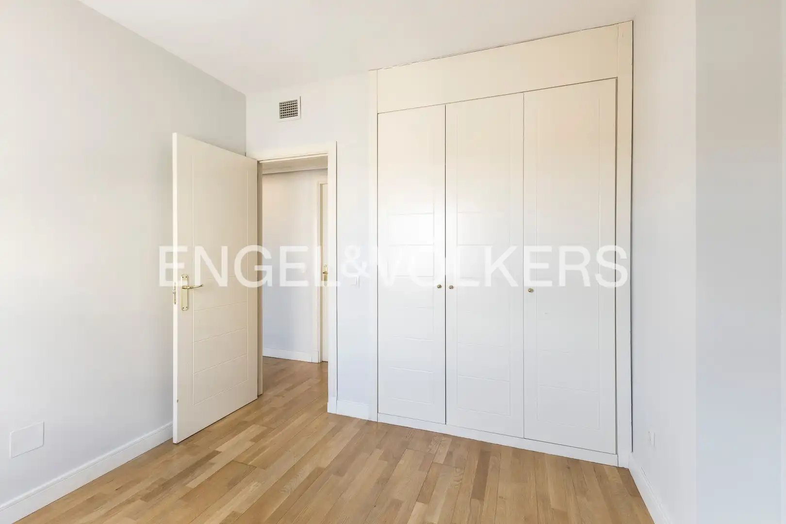 Schlafzimmer von Dachboden zur Miete in Madrid mit Klimaanlage, Heizung und Parkett