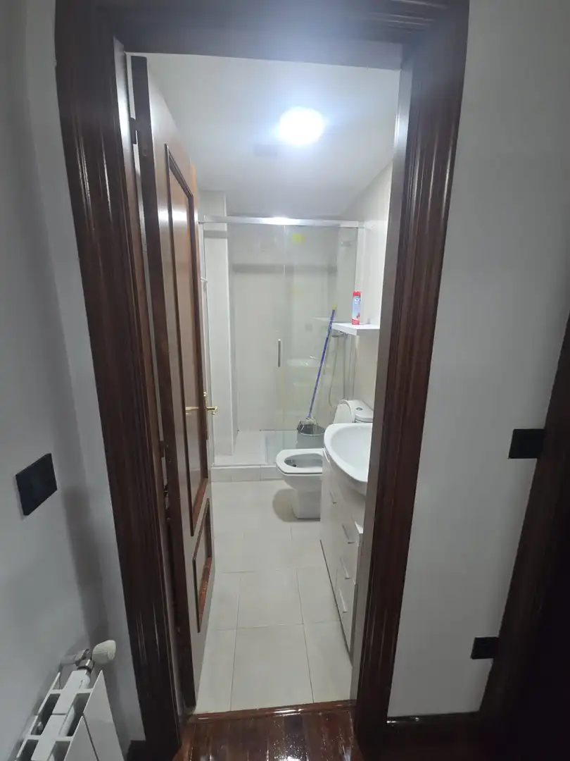 Badezimmer von Wohnung zur Miete in Piélagos mit Heizung, Parkett und Möbliert