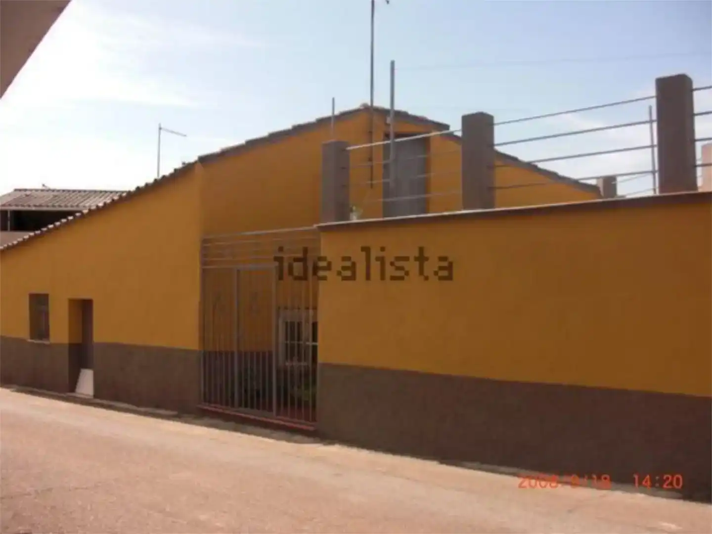 Vista exterior de Casa adosada en venda en Zorita amb Traster