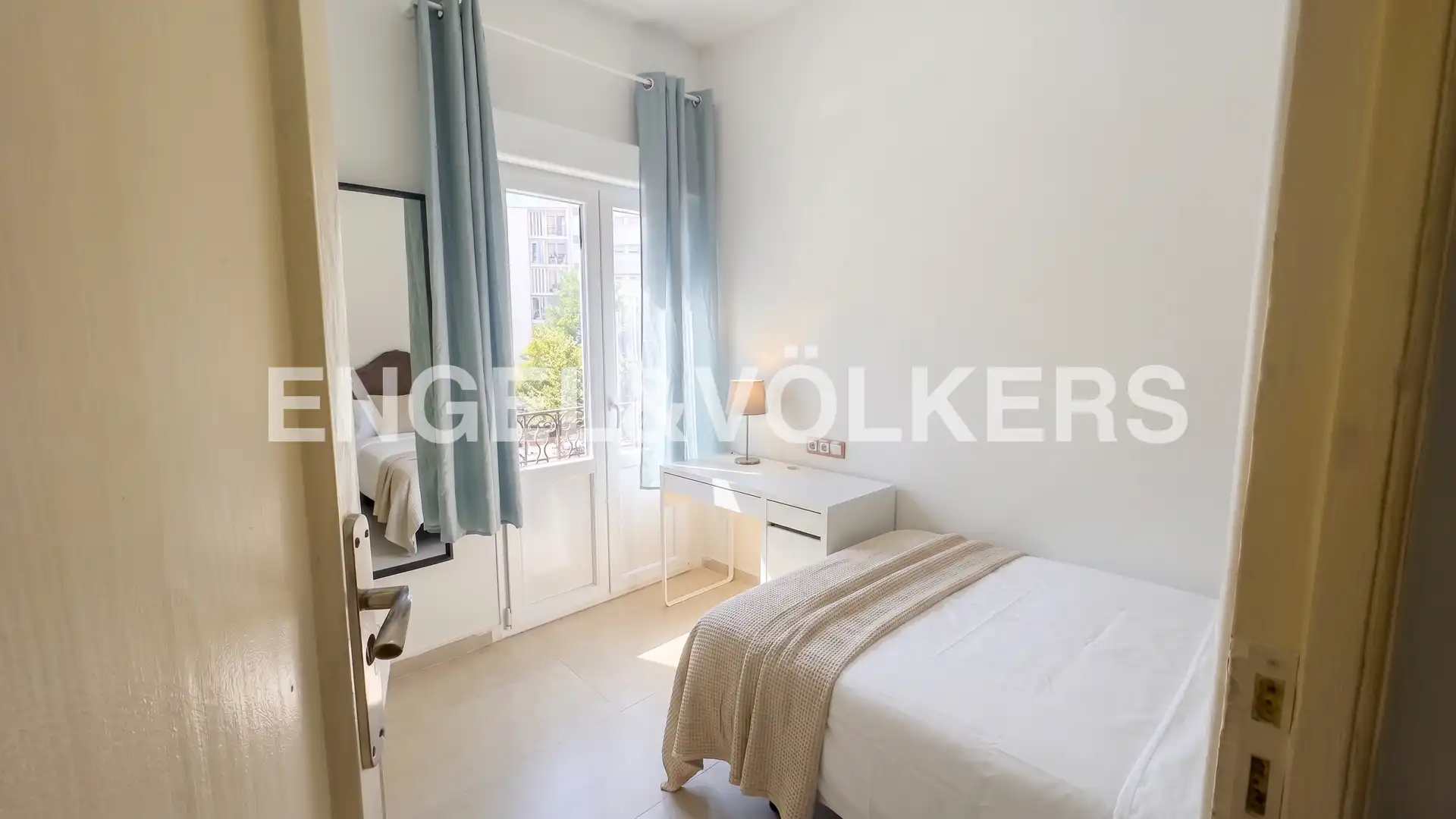 Schlafzimmer von Wohnung zur Miete in Madrid mit Heizung, Möbliert und Balkon