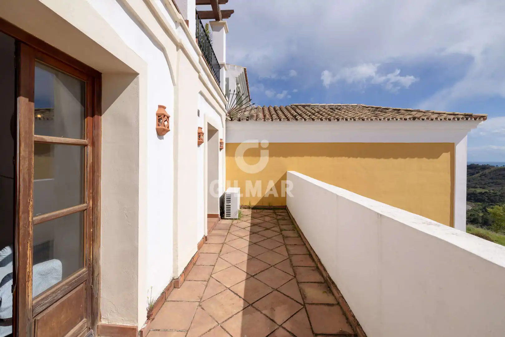 Vista exterior de Casa adosada en venta en Benahavís con Calefacción y Piscina