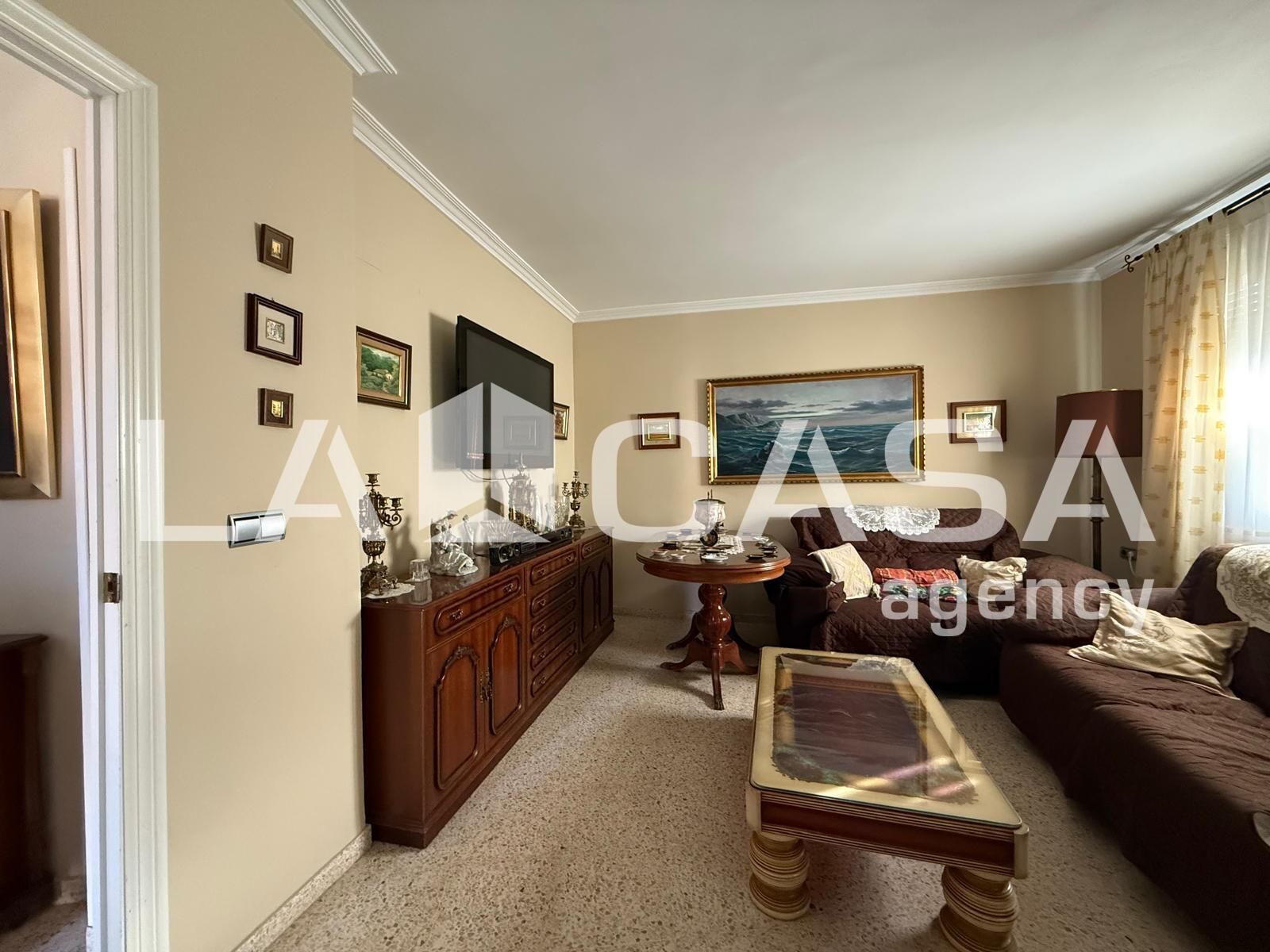 Sala d'estar de Casa adosada en venda en Montequinto amb Aire condicionat i Piscina