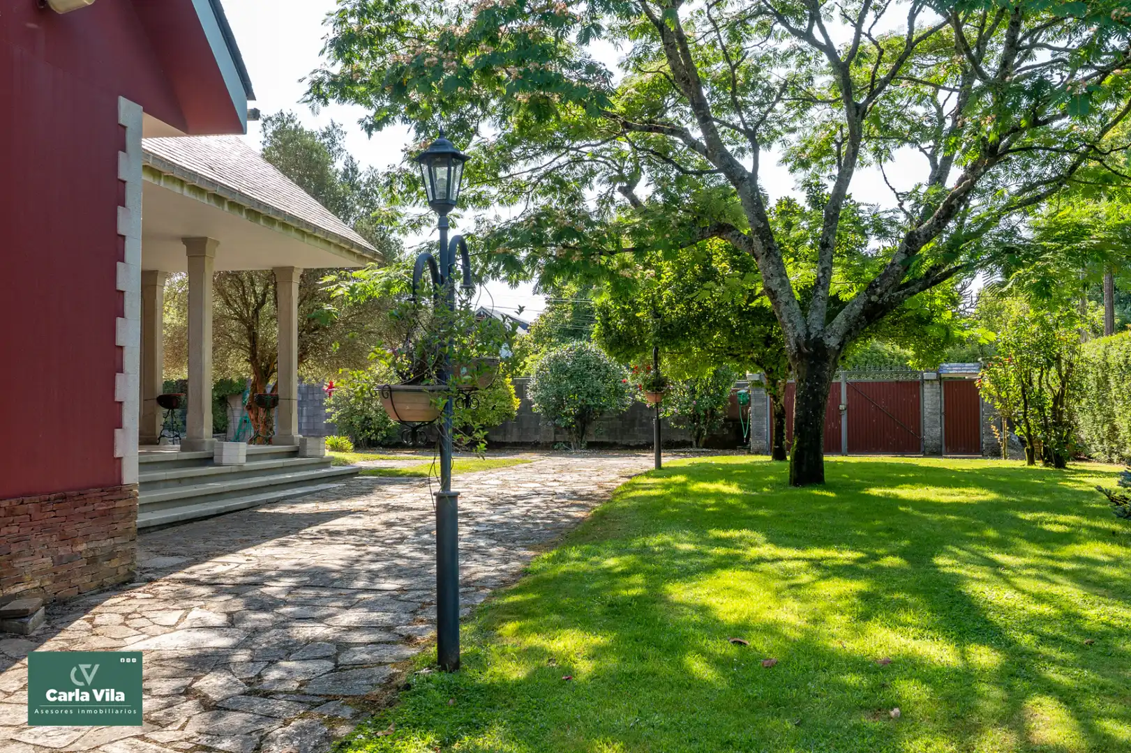Vista exterior de Casa o xalet en venda en Lugo amb Calefacció, Jardí privat i Parquet