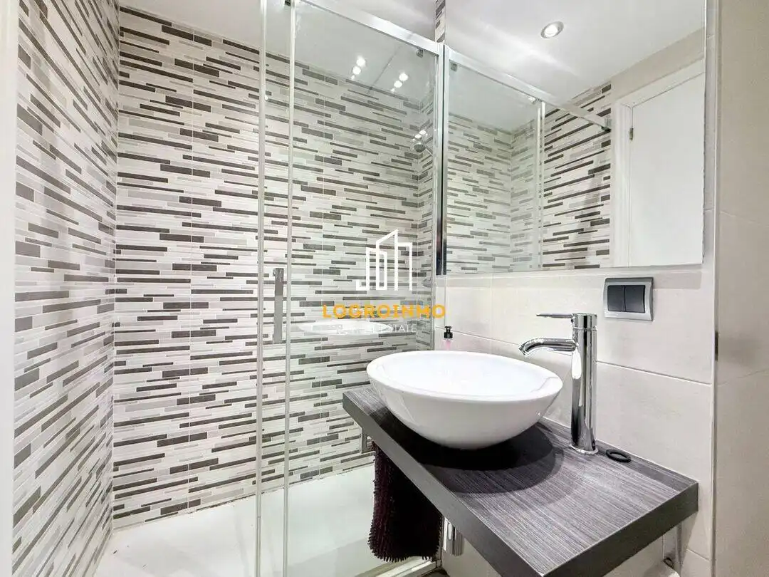 Bathroom of Flat for sale in  Logroño  with Air Conditioner, Heating and Parquet flooring