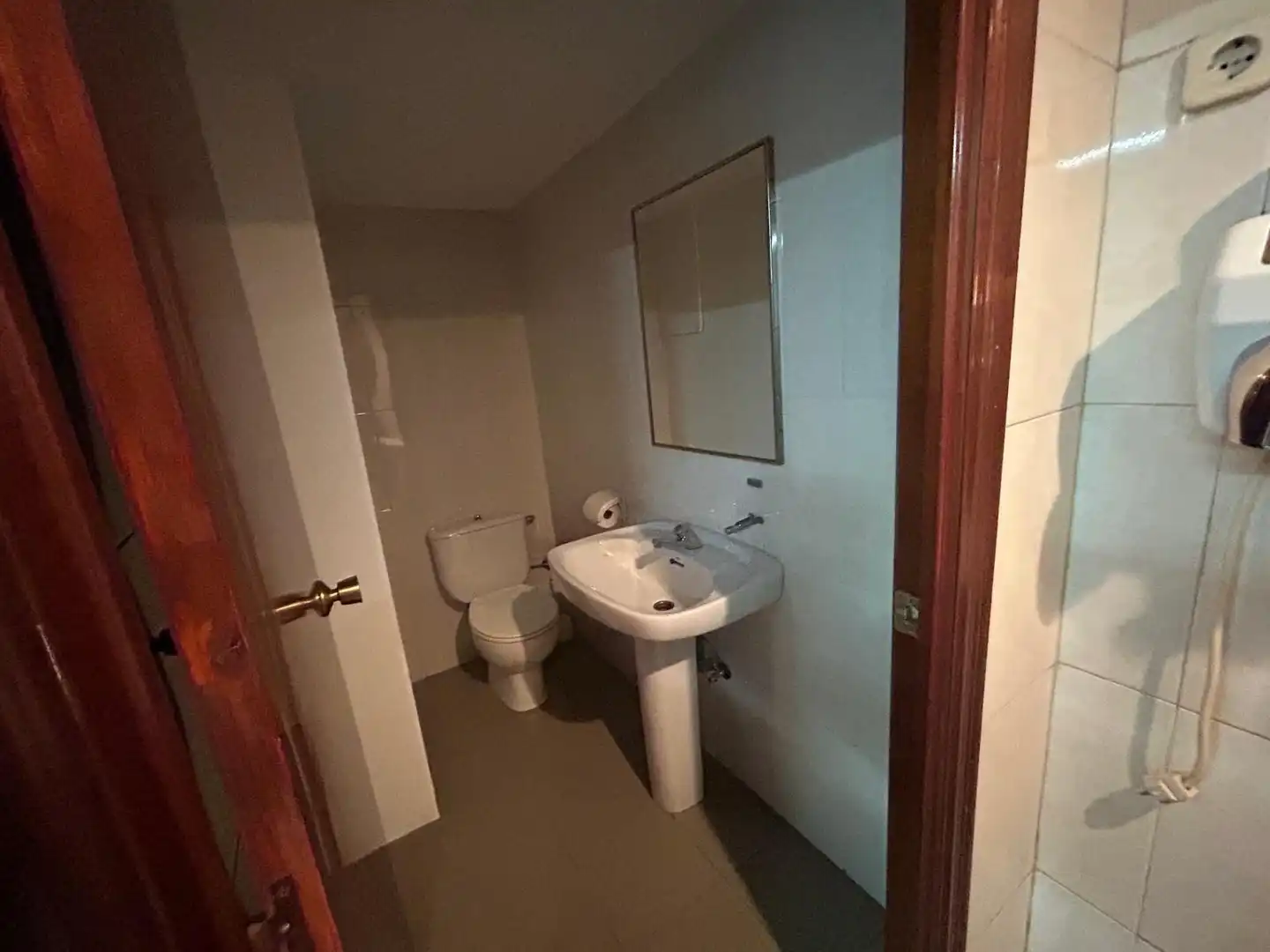 Baño de Local en venta en Barcelona con Aire acondicionado, Amueblado y Alarma