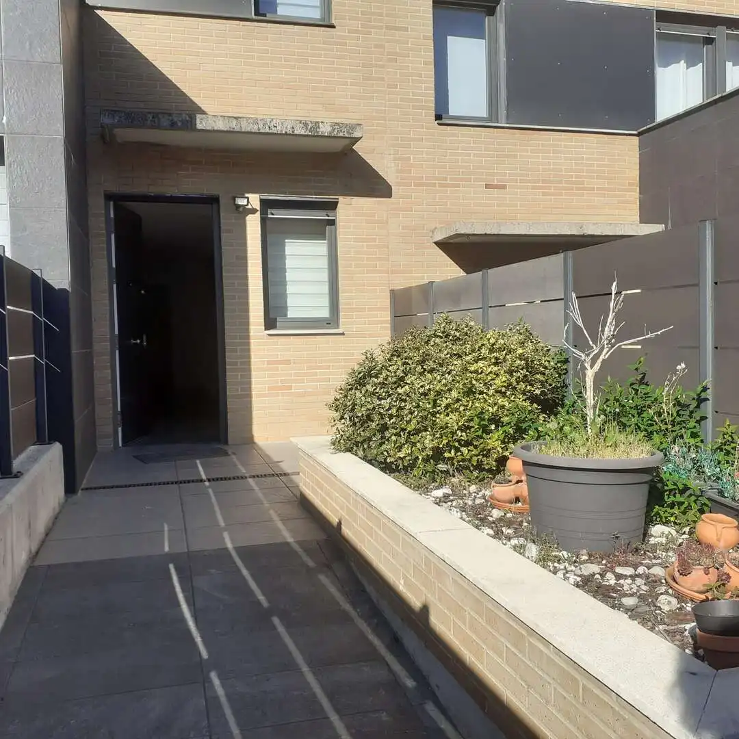 Vista exterior de Casa adosada en venta en Esteribar con Aire acondicionado, Calefacción y Terraza