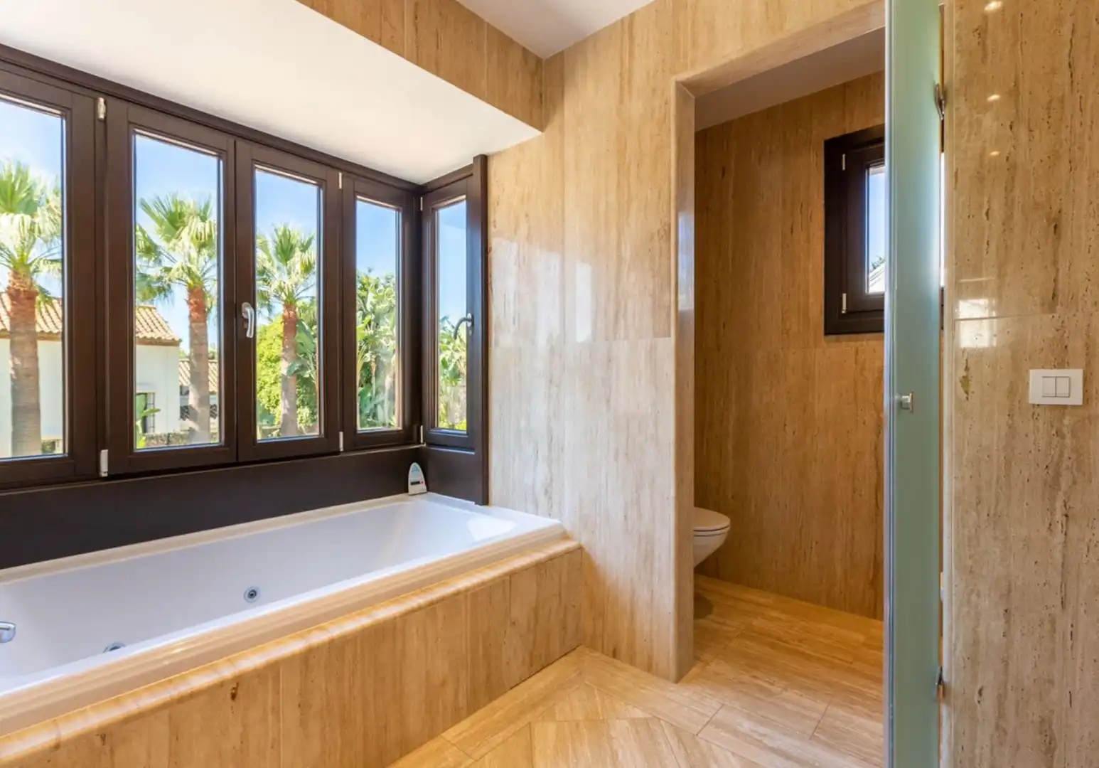 Bany de Casa o xalet de lloguer en Marbella amb Aire condicionat, Terrassa i Piscina