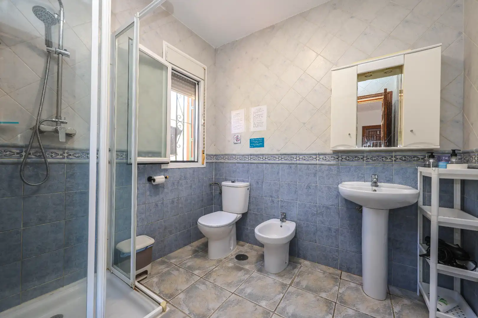 Badezimmer von Haus oder Chalet zum Verkauf in Coín mit Klimaanlage, Privatgarten und Schwimmbad