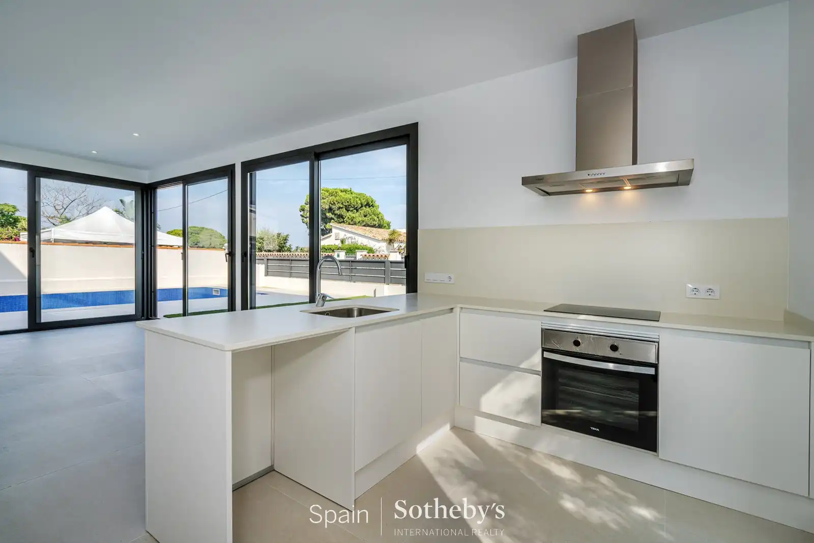 Casa pareada con piscina en venta en Carrer Requesens, imagen 8